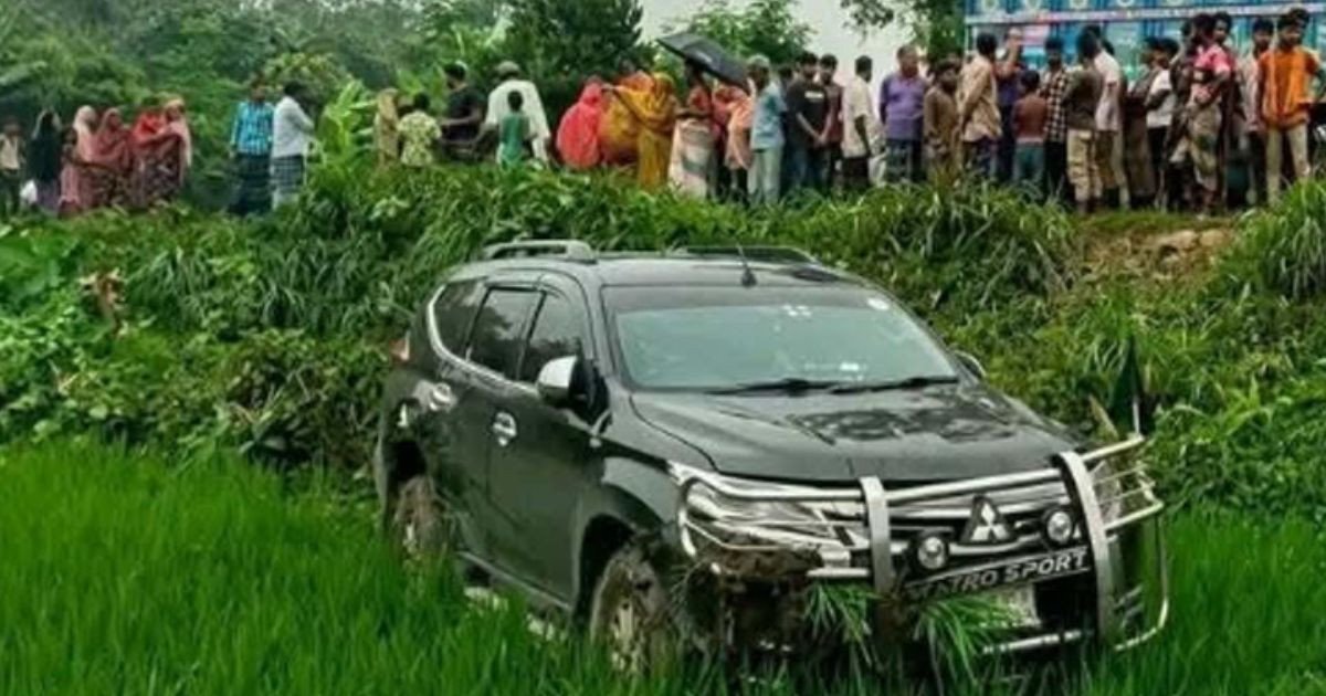 বৃদ্ধাকে বাঁচাতে গিয়ে ধানক্ষেতে প্রতিমন্ত্রীর গাড়ি, আহত প্রতিমন্ত্রী ও স্ত্রী