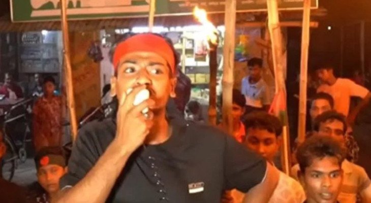 পুলিশ চিনতে না পারায় থানার সামনে ছাত্রদল নেতার মশাল মিছিল