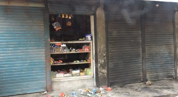 খুচরা টাকা না দেয়ায় পেট্রলবোমায় দোকান পুড়িয়ে ব্যবসায়ীকে কুপিয়ে হত্যা