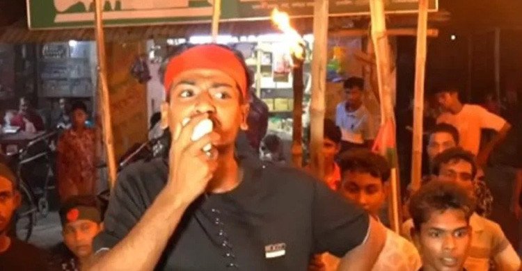 পুলিশ চিনতে না পারায় থানার সামনে ছাত্রদল নেতার মশাল মিছিল