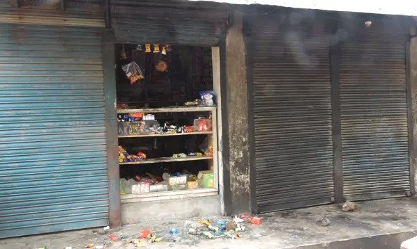 খুচরা টাকা না দেয়ায় পেট্রলবোমায় দোকান পুড়িয়ে ব্যবসায়ীকে কুপিয়ে হত্যা