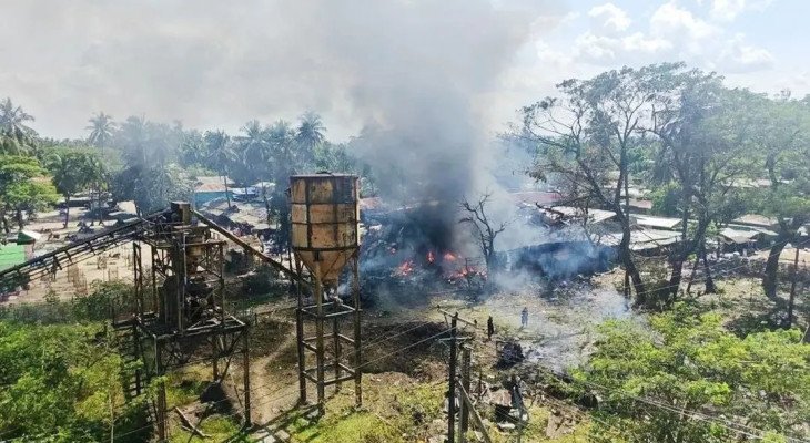 রাখাইনে মিয়ানমারের বিমান বাহিনীর হামলা, নিহত ৪৯