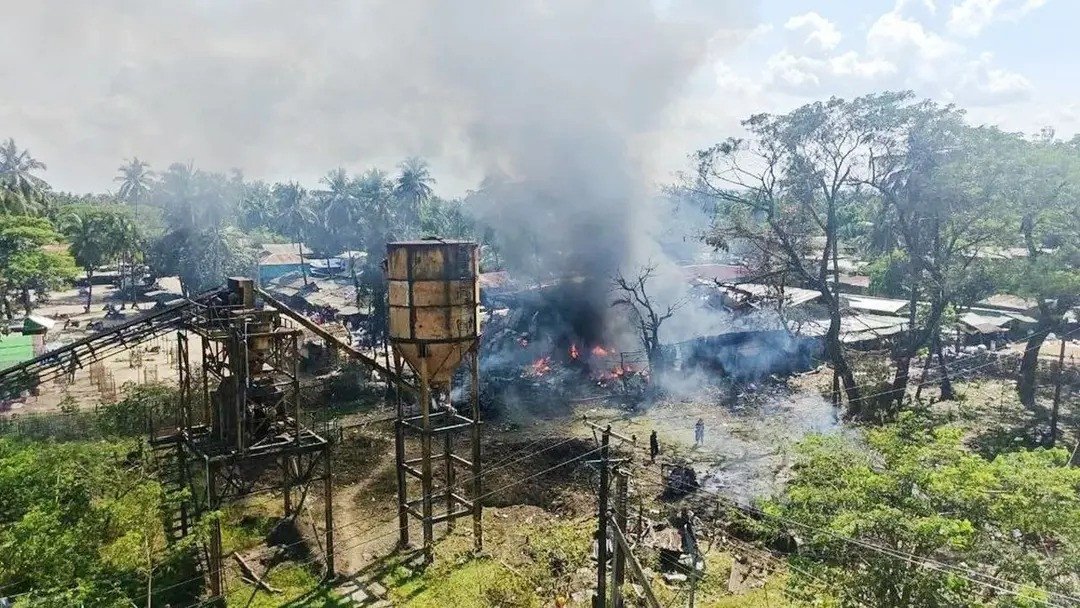 রাখাইনে মিয়ানমারের বিমান বাহিনীর হামলা, নিহত ৪৯