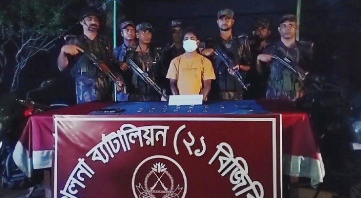 শার্শা সীমান্তে সাড়ে ৩ কেজি স্বর্ণেরবারসহ পাচারকারী আটক
