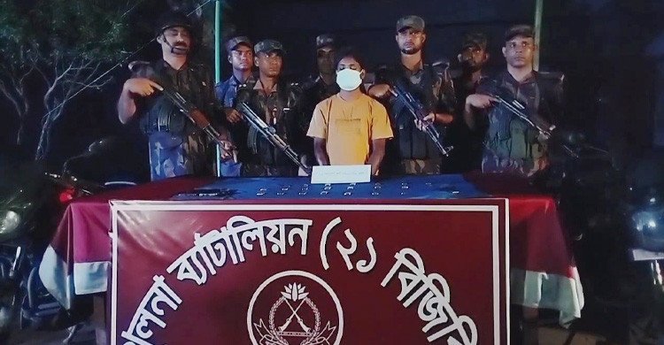 শার্শা সীমান্তে সাড়ে ৩ কেজি স্বর্ণের বারসহ পাচারকারী আটক
