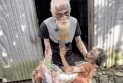আল্লাহ খাবার দাও, স্ত্রীকে নিয়ে খুব কষ্টে আছি: ৮০ বছরের সাজুর আকুতি
