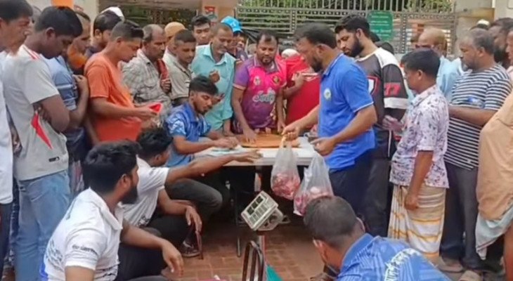 সিরাজগঞ্জে ন্যায্যমূল্যে গরুর মাংস বিক্রি, ব্যতিক্রমী উদ্যোগ আব্দুস সাত্তার ফাউন্ডেশনের