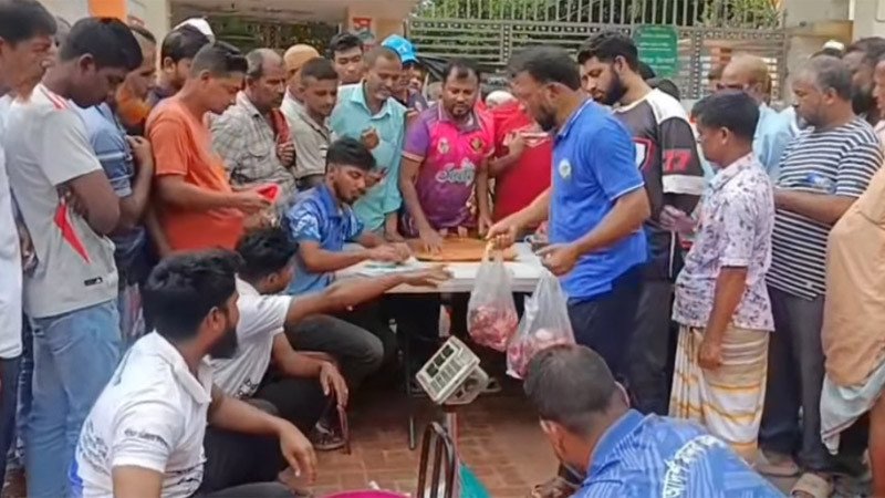 সিরাজগঞ্জে ন্যায্যমূল্যে গরুর মাংস বিক্রি, ব্যতিক্রমী উদ্যোগ আব্দুস সাত্তার ফাউন্ডেশনের