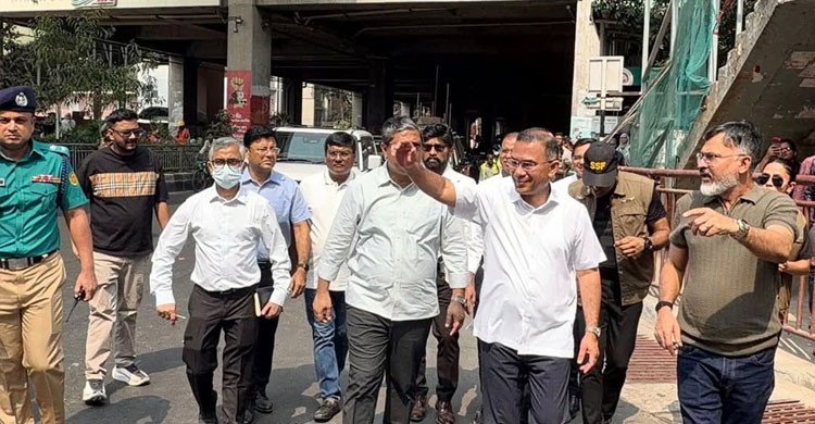 মিরপুরে দখলমুক্ত ফুটপাত পরিদর্শনে প্রধানমন্ত্রী, পথচারীদের সঙ্গে কথা