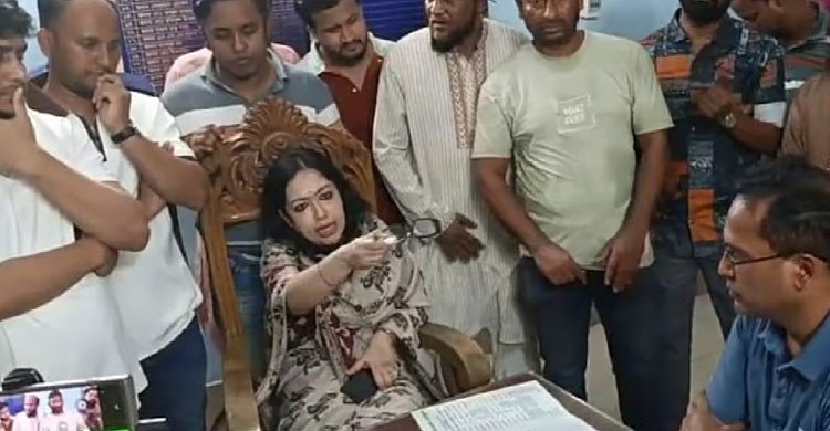 রুমিন ফারহানা ও ওসির বাগ্বিতণ্ডা, থানায় পুলিশের জিডি