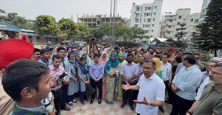 সাড়ে চার ঘণ্টায় ১৩ স্থানে প্রধানমন্ত্রীর আকস্মিক পরিদর্শন