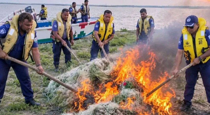 মেঘনায় অভিযান, ৮ হাজার মিটার অবৈধ কারেন্ট জাল পুড়িয়ে ধ্বংস