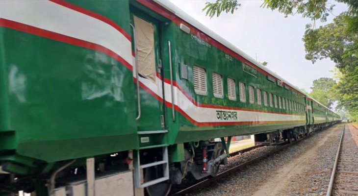 ভারত থেকে কেনা ১৮ টি ব্রডগেজ রেলকোচ  দেশে এসেছে 