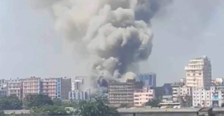 টঙ্গীতে ওষুধ কারখানায় আগুন, নিয়ন্ত্রণে কাজ করছে ফায়ার সার্ভিসের ১১ ইউনিট