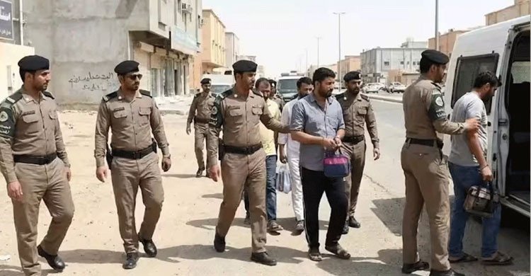 প্রায় আট হাজার নাগরিককে ফেরত পাঠালো সৌদি আরব