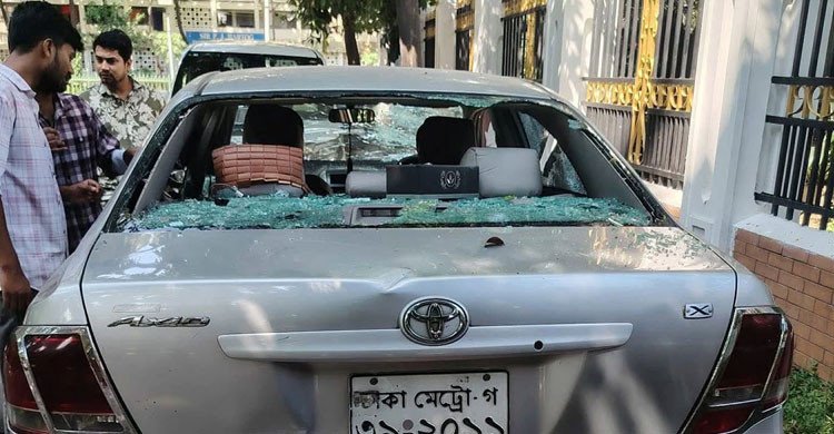 ঢাবিতে গাড়ির ধাক্কায় ৭ শিক্ষার্থী আহত, প্রশাসনের পক্ষ থেকে মামলা করার সিদ্ধান্ত