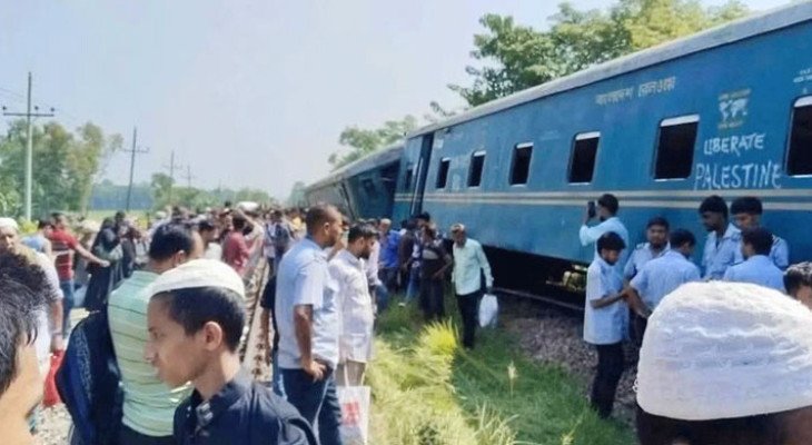 কুমিল্লায় কর্ণফুলী এক্সপ্রেসের ৩ বগি লাইনচ্যুত, আহত বহু যাত্রী