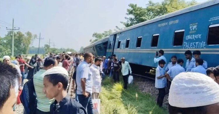 কুমিল্লায় কর্ণফুলী এক্সপ্রেসের ৩ বগি লাইনচ্যুত, আহত বহু যাত্রী