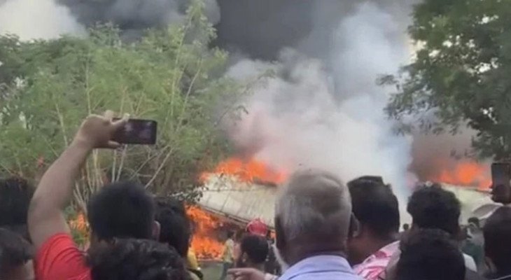 গাজীপুরে কারখানার গোডাউনে ভয়াবহ আগুন, নিয়ন্ত্রণে কাজ করছে ফায়ার সার্ভিসের ৮ ইউনিট