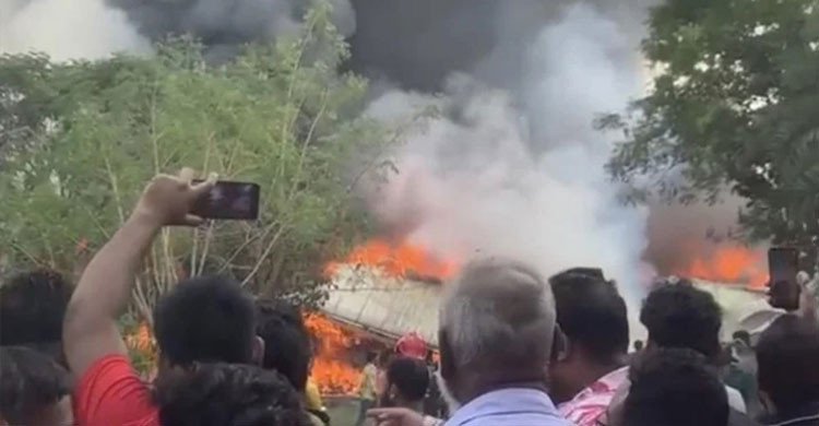 গাজীপুরে কারখানার গোডাউনে ভয়াবহ আগুন, নিয়ন্ত্রণে কাজ করছে ফায়ার সার্ভিসের ৮ ইউনিট