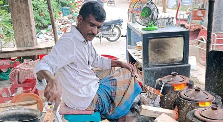 ফুটপাতে চিতই পিঠা বিক্রি করেই বছরে ১০ লাখ টাকা আয় কাদেরের