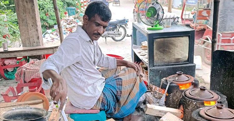 ফুটপাতে চিতই পিঠা বিক্রি করেই বছরে ১০ লাখ টাকা আয় কাদেরের
