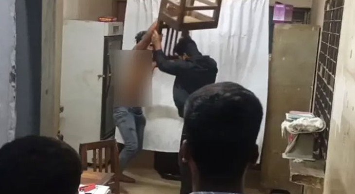 হাসপাতালে ঢুকে স্বেচ্ছাসেবক দল নেতাকে পেটালেন ছাত্রদল নেতা