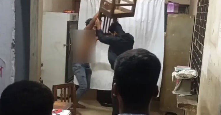 হাসপাতালে ঢুকে স্বেচ্ছাসেবক দল নেতাকে পেটালেন ছাত্রদল নেতা