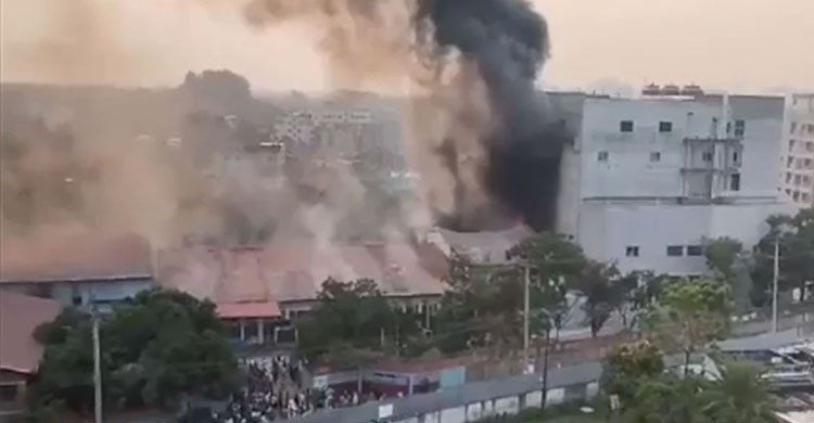 গাজীপুরে ইবনে সিনার ওষুধ কারখানায় আগুন, নিয়ন্ত্রণে কাজ করছে ৬ ইউনিট