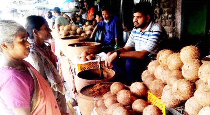 দুর্গাপূজা ঘিরে দিনাজপুরে নারিকেল-গুড়ের বাজার জমজমাট, কমেছে দাম