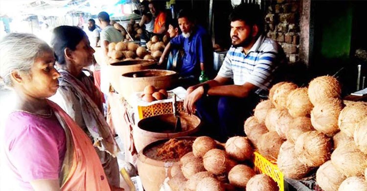 দুর্গাপূজা ঘিরে দিনাজপুরে নারিকেল-গুড়ের বাজার জমজমাট, কমেছে দাম