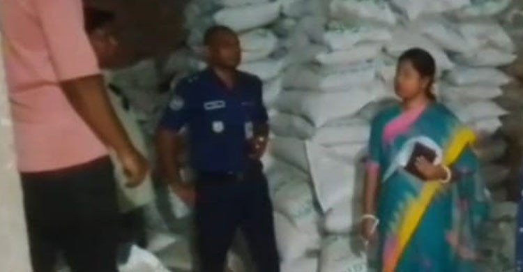 চুয়াডাঙ্গার দামুড়হুদায় অবৈধভাবে মজুদ করা ১ হাজার ৫০০ বস্তা সার জব্দ