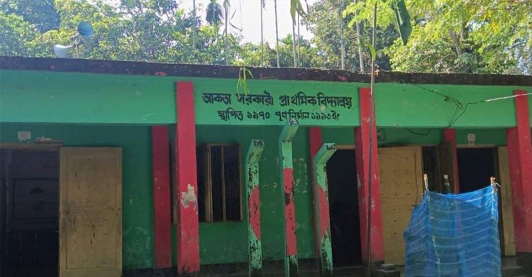 ধস্তাধস্তির ঘটনায় শিক্ষক দম্পতিকে ফুলবাড়ীয়ার দুই প্রান্তে বদলি