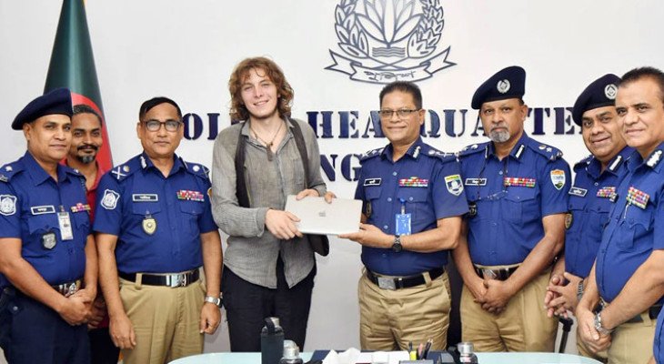 হারানো ল্যাপটপ উদ্ধার করে জার্মান পর্যটকের হাতে তুলে দিল পুলিশ