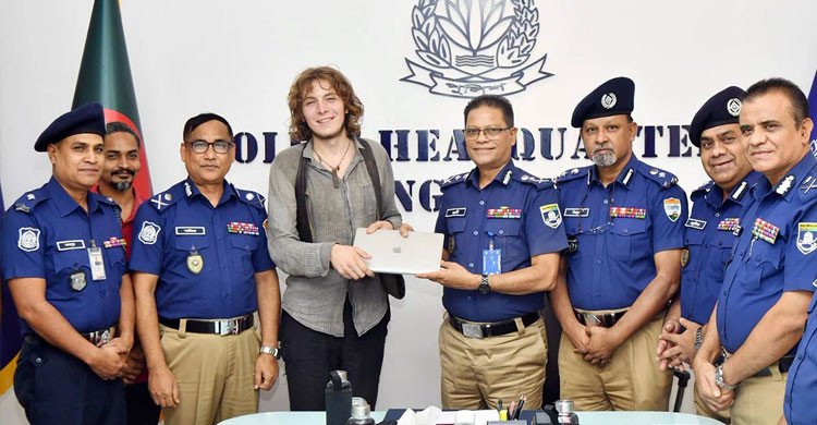 হারানো ল্যাপটপ উদ্ধার করে জার্মান পর্যটকের হাতে তুলে দিল পুলিশ