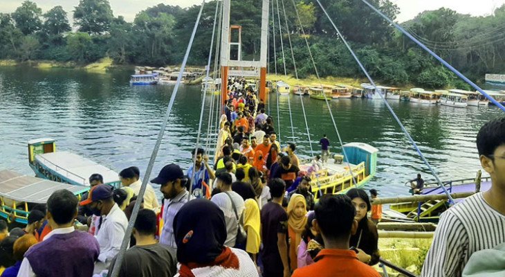 দুর্গাপূজার ছুটিতে পর্যটকের ঢল রাঙামাটিতে, জমজমাট পর্যটনকেন্দ্র