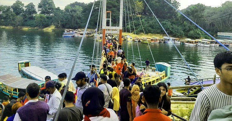 দুর্গাপূজার ছুটিতে পর্যটকের ঢল রাঙামাটিতে, জমজমাট পর্যটনকেন্দ্র