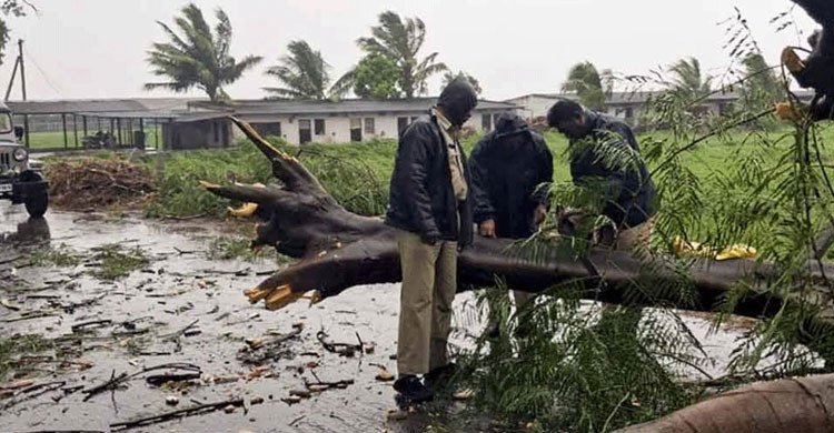 ঘূর্ণিঝড় অর্ণবের তাণ্ডবে ভারতে ৫ জনের মৃত্যু