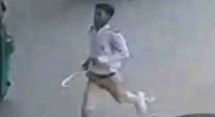 স্কুলে শাসন করায় ক্ষুব্ধ ছাত্রের হামলা, গাছের ডাল দিয়ে পিটিয়ে শিক্ষককে জখম