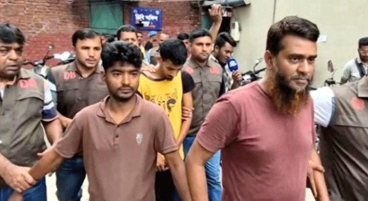 বগুড়ায় পুলিশ পরিচয়ে ১০২ ভরি স্বর্ণ ছিনতাই, ৮৮ লাখ টাকাসহ গ্রেপ্তার ৪
