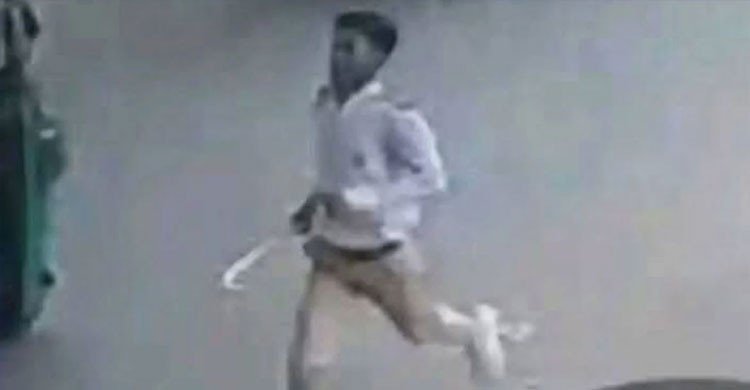 স্কুলে শাসন করায় ক্ষুব্ধ ছাত্রের হামলা, গাছের ডাল দিয়ে পিটিয়ে শিক্ষককে জখম