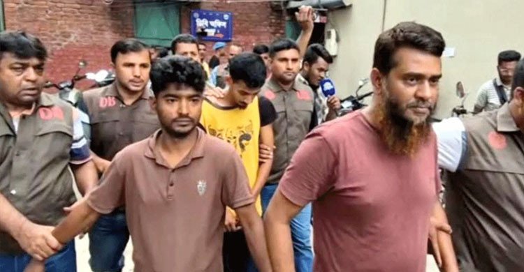 বগুড়ায় পুলিশ পরিচয়ে ১০২ ভরি স্বর্ণ ছিনতাই, ৮৮ লাখ টাকাসহ গ্রেপ্তার ৪