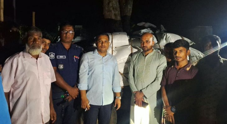 নওগাঁয় রাজশাহীতে পাচারের অভিযোগে ১২০ বস্তা সার জব্দ, কৃষকদের কাছে বিক্রি