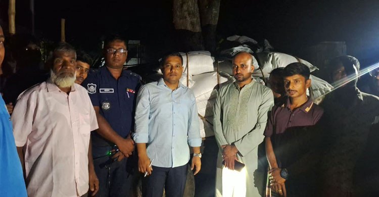 নওগাঁয় রাজশাহীতে পাচারের অভিযোগে ১২০ বস্তা সার জব্দ, কৃষকদের কাছে বিক্রি