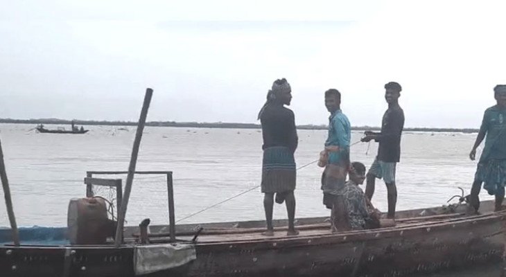 নিষেধাজ্ঞা উপেক্ষা করে পদ্মায় মা ইলিশ শিকার, নদীর পাড়ে জমজমাট বিক্রি