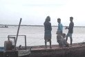 নিষেধাজ্ঞা উপেক্ষা করে পদ্মায় মা ইলিশ শিকার, নদীর পাড়ে জমজমাট বিক্রি