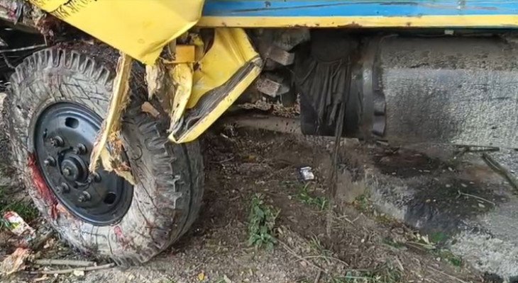 যশোরের শার্শায় কভার্ড ভ্যান নিয়ন্ত্রণ হারিয়ে গাছের সাথে ধাক্কায় চালকের সহকারি নিহত