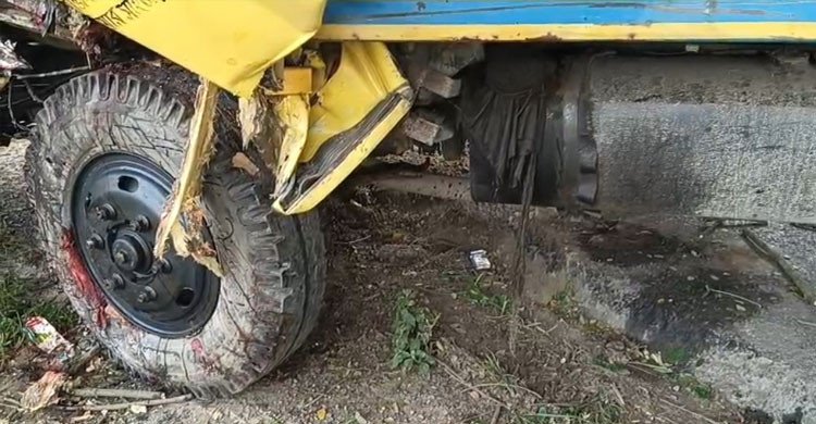 যশোরের শার্শায় কভার্ড ভ্যান নিয়ন্ত্রণ হারিয়ে গাছের সাথে ধাক্কায় চালকের সহকারি নিহত