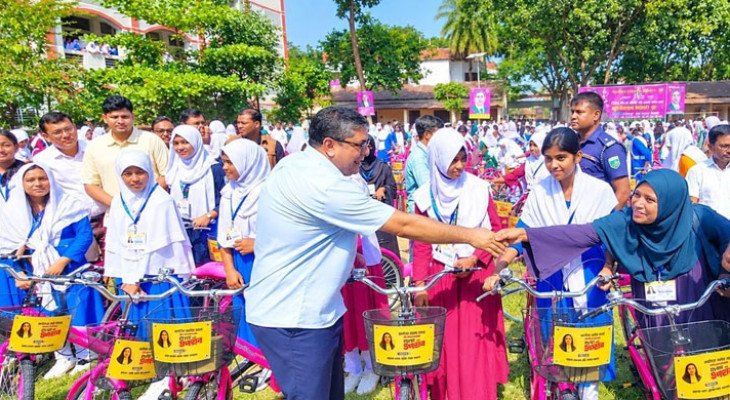 জাইমা রহমানের জন্মদিনে ৫ শতাধিক ছাত্রীকে বাইসাইকেল দিলেন মীর শাহে আলম