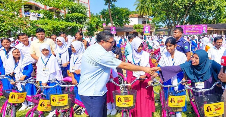 জাইমা রহমানের জন্মদিনে ৫ শতাধিক ছাত্রীকে বাইসাইকেল দিলেন মীর শাহে আলম